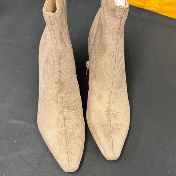 Steve Madden Shoes - Steve Madden Elegant Tan Women's Ankle Boots lacy size 6M new